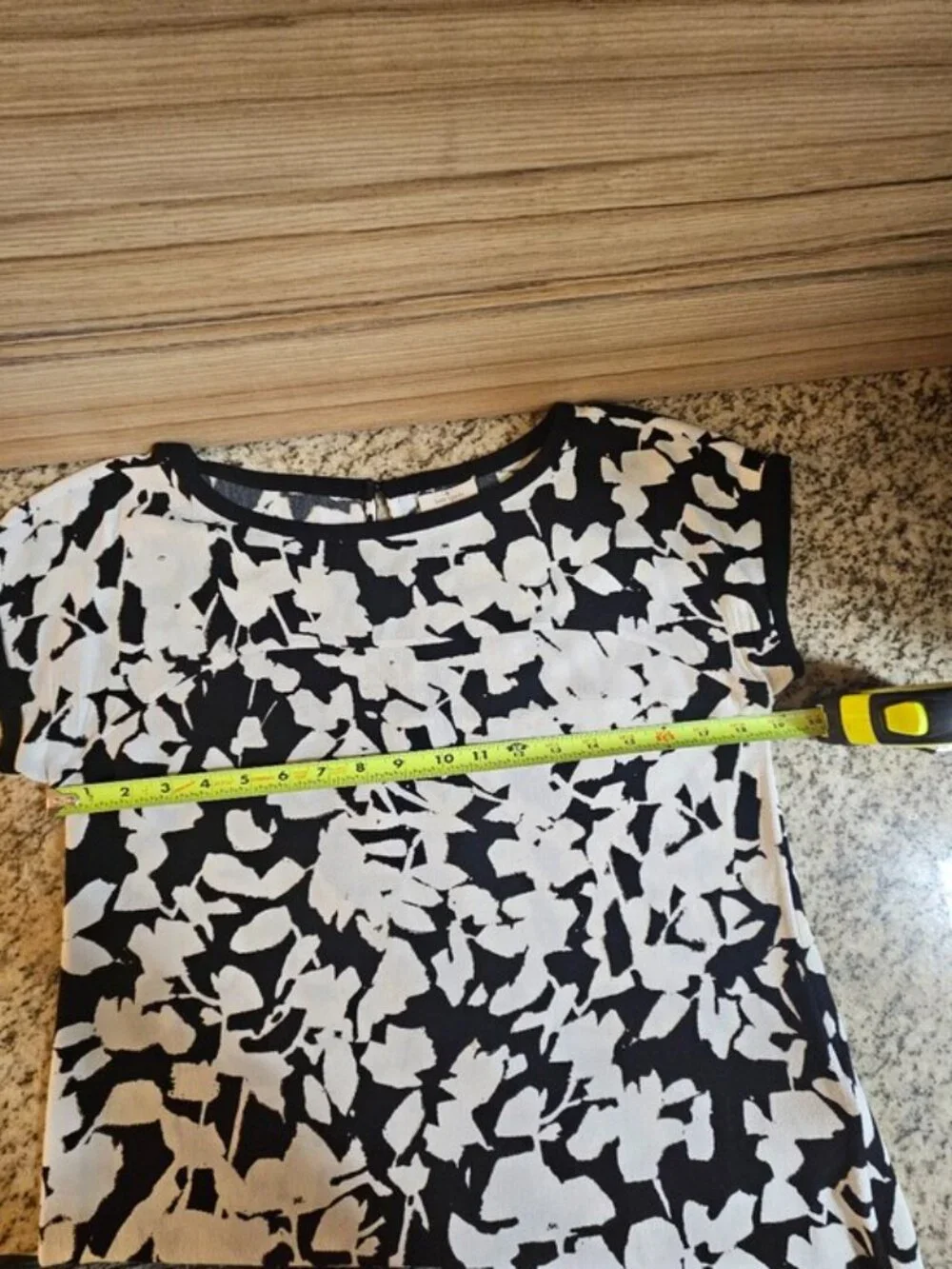 Kate Spade SZ 2 Black White Abstract Floral Print Short Sleeve Top Blouse